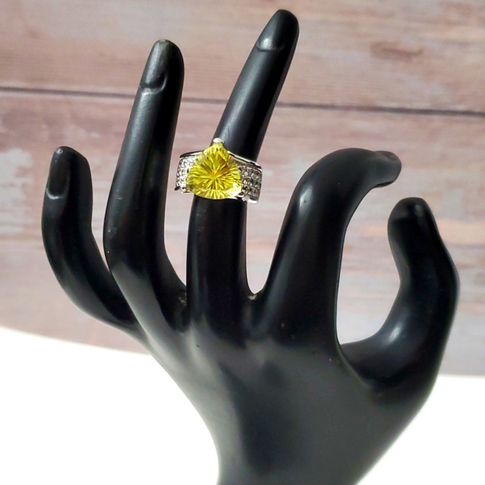 Watch Video / Radiant Majesty Sterling Silver 925 Peridot Ring - Picture 4 of 9